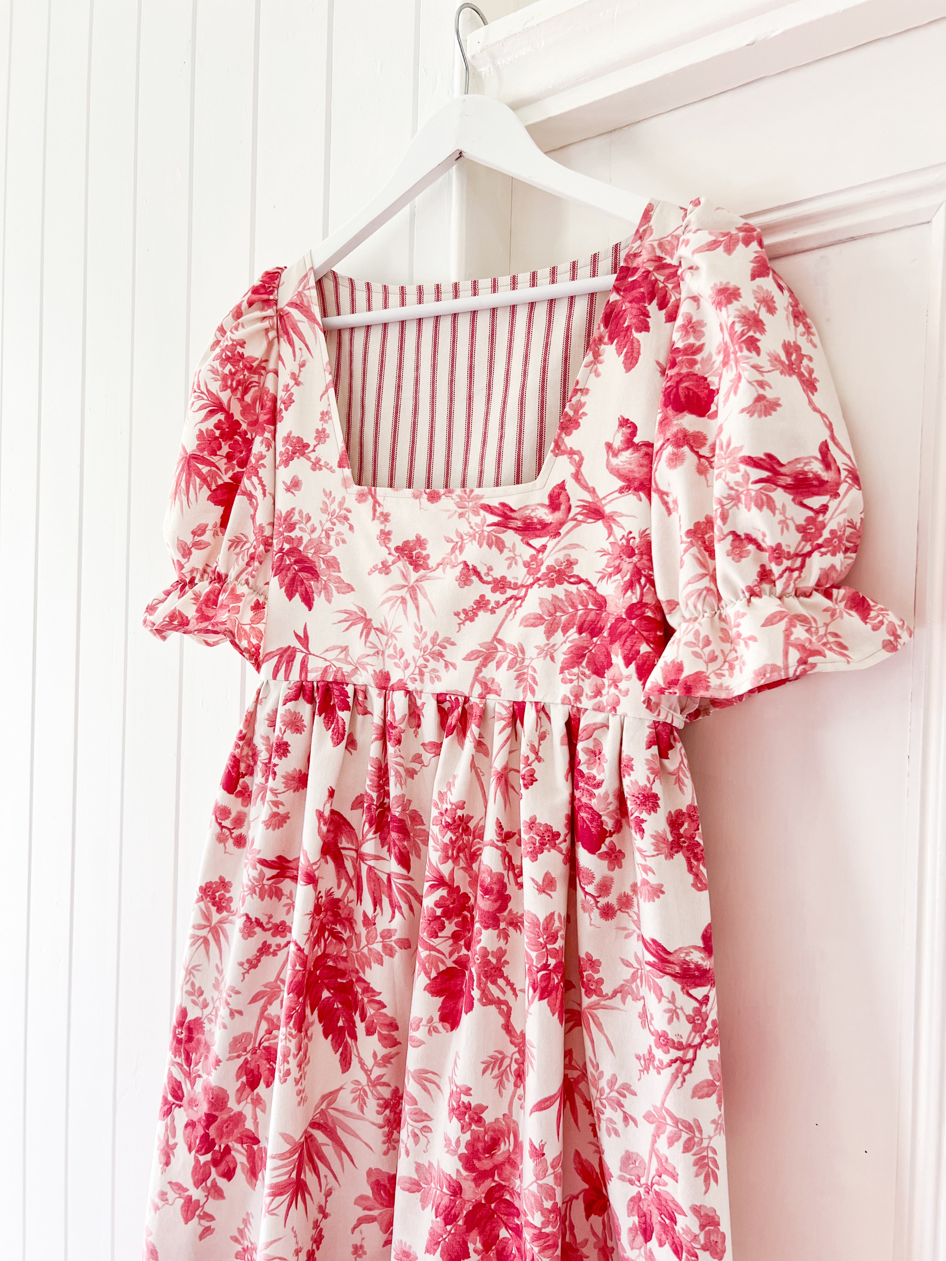 SQUARE NECKLINE