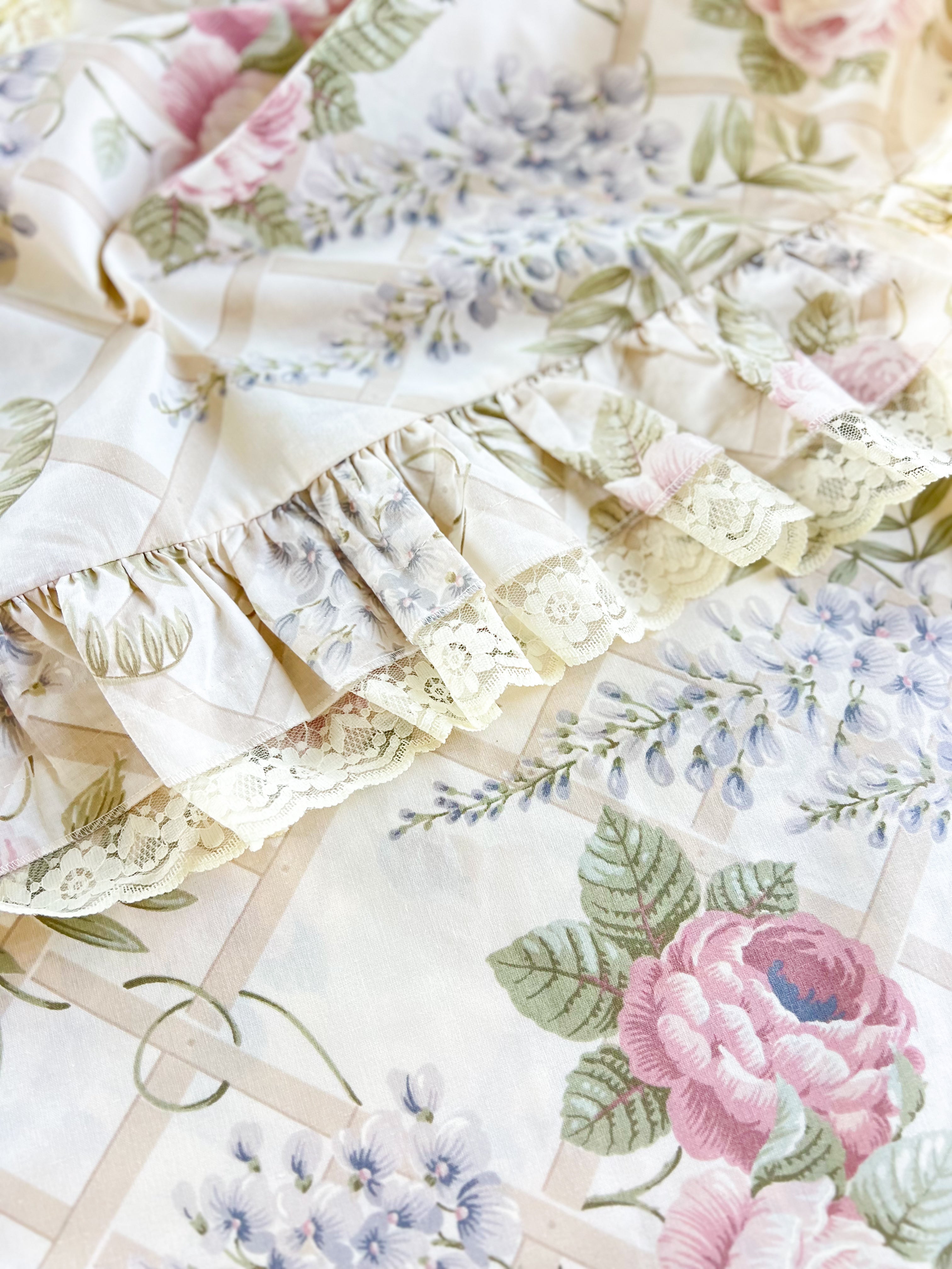 VINTAGE ROSE & LACE